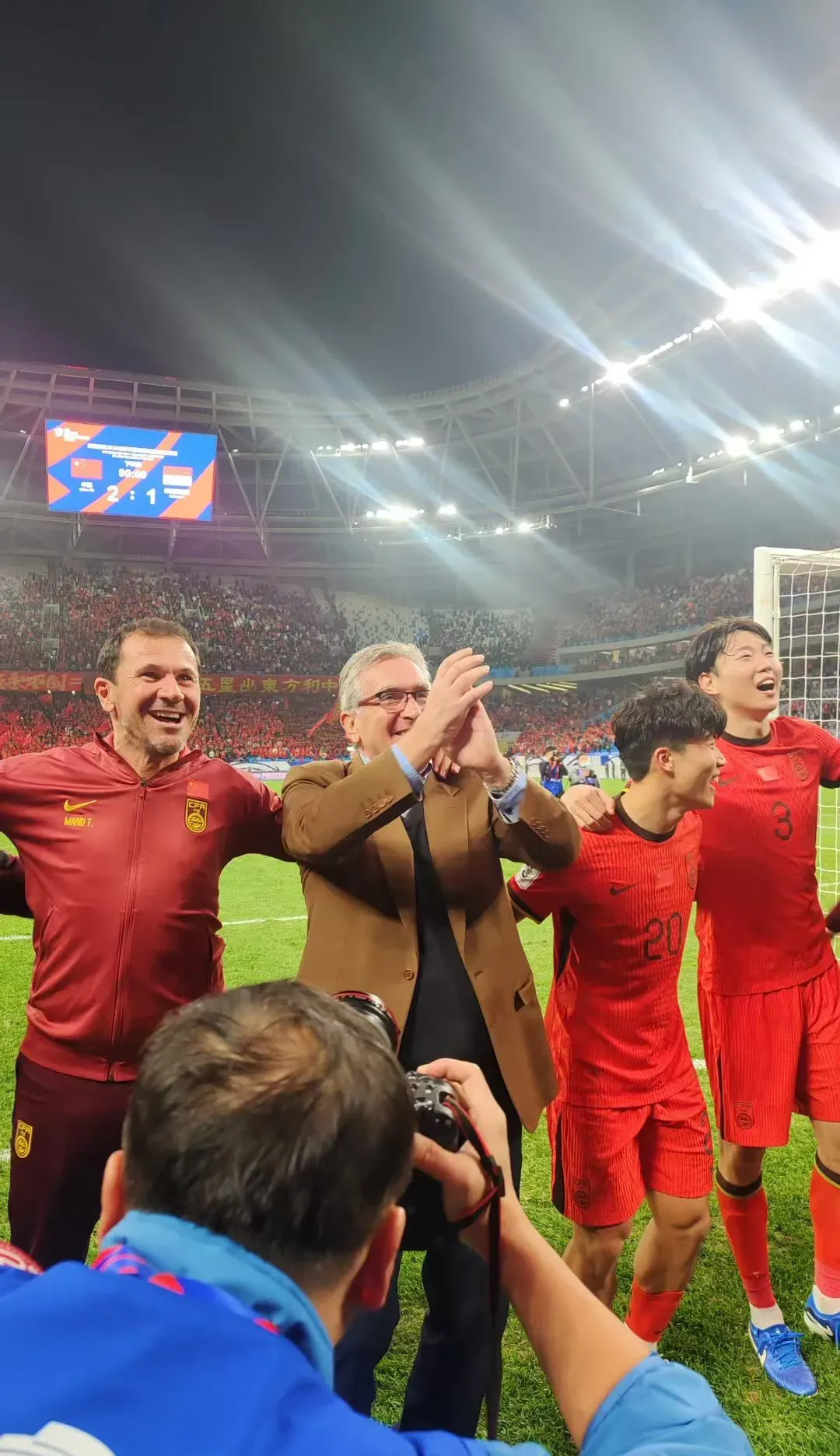 球队晋级季后赛,球迷集体庆祝胜利的简单介绍 球队晋级季后赛,球迷集体庆祝胜利的简单介绍