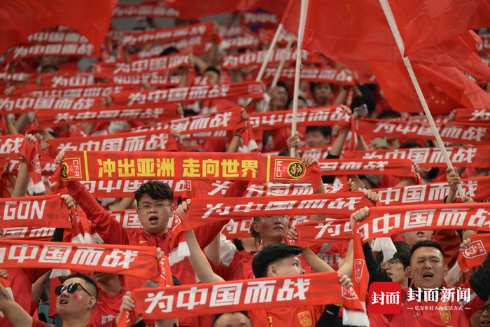 亚洲球场球迷狂欢庆祝赛果，场面热闹非凡