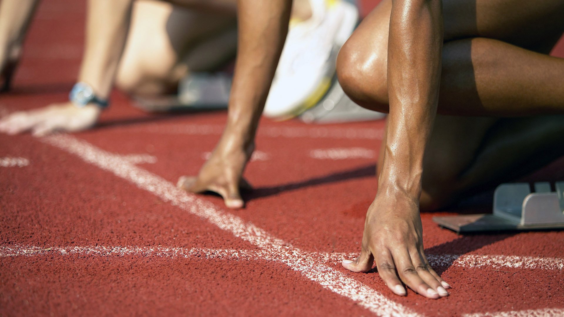 赛道与球场，当F1争冠之夜遇见浓眉的统治力