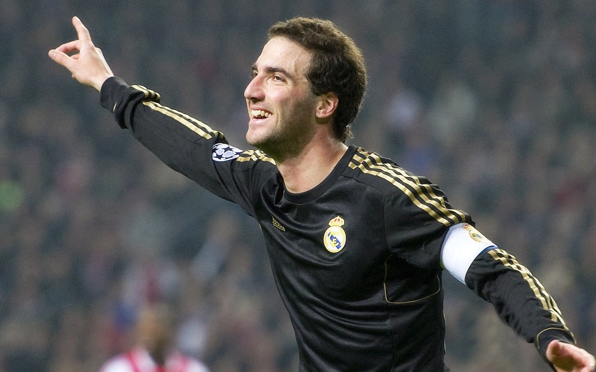 奥运周期关键战之夜，伊布高光表现照亮足球传奇