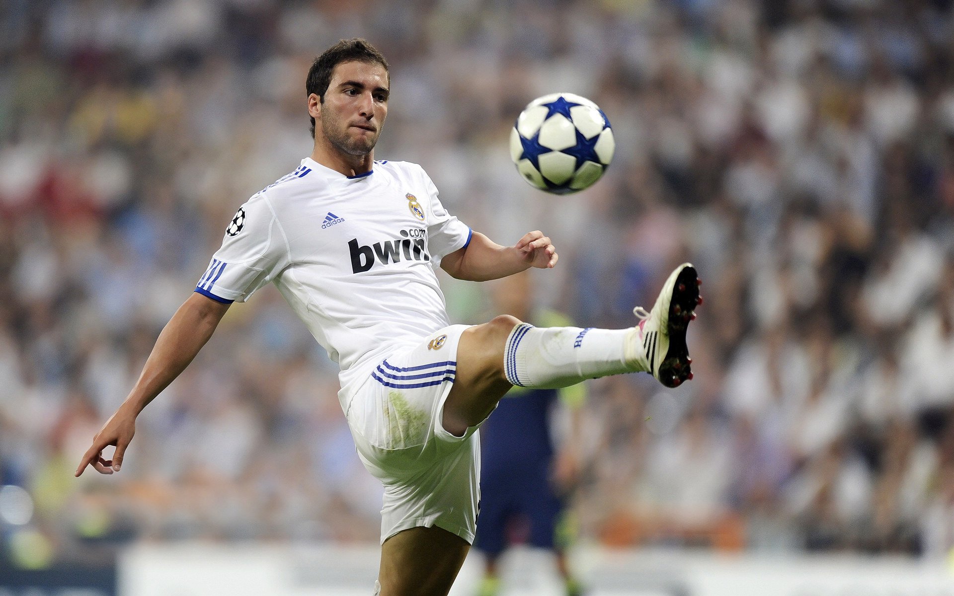 街道狂飙与绿茵传奇，当F1焦点战遇见皇马淘汰乌拉圭