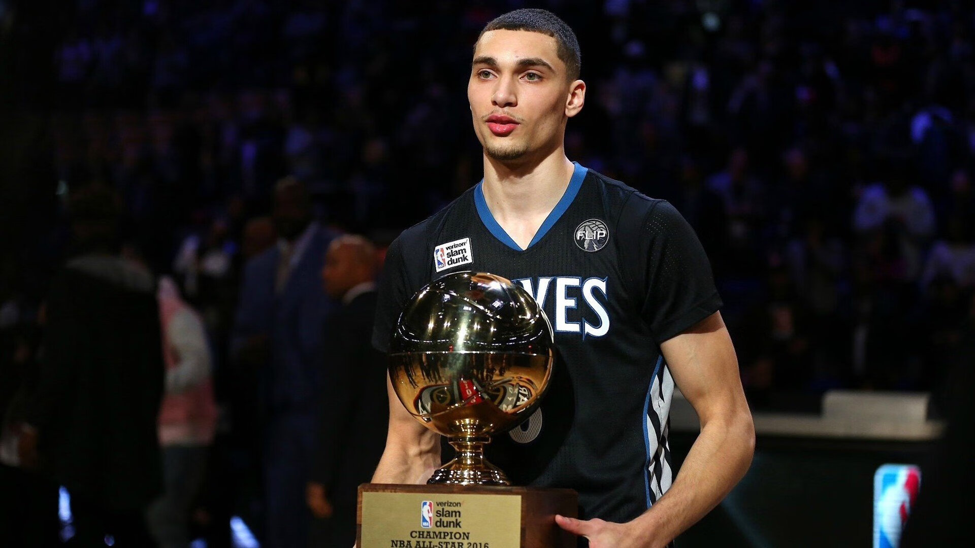 山西烽火遇紫金王朝，詹姆斯全能压制，湖人客场告胜